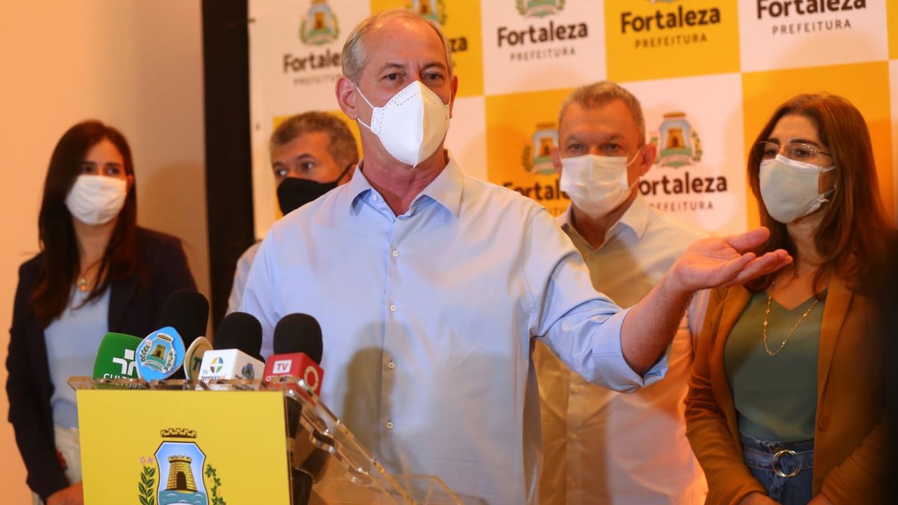 Ex-ministro Ciro Gomes em entrevista coletiva em evento da Prefeitura de Fortaleza