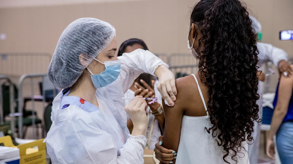 Vacinação de adolescente contra a Covid em Fortaleza