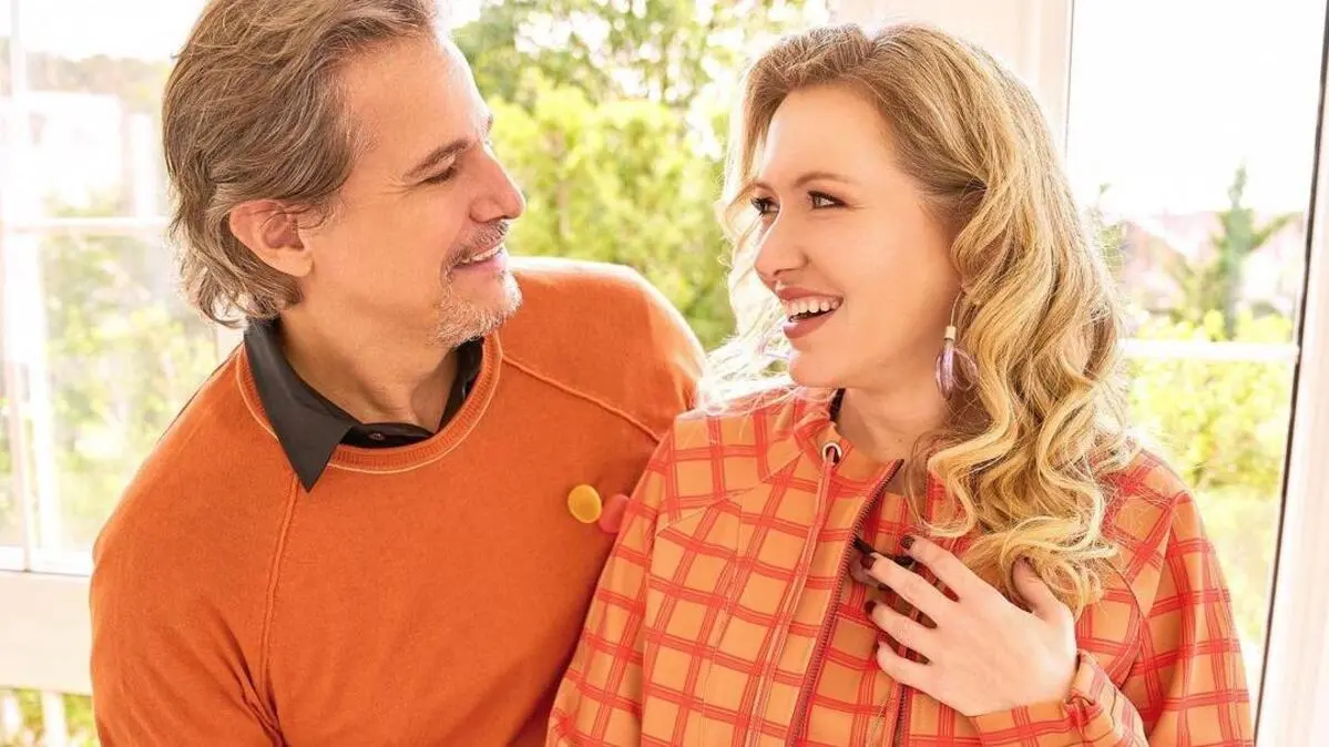 Edson Celulari e Karin Roepke de laranja em ensaio para anúncio de gravidez