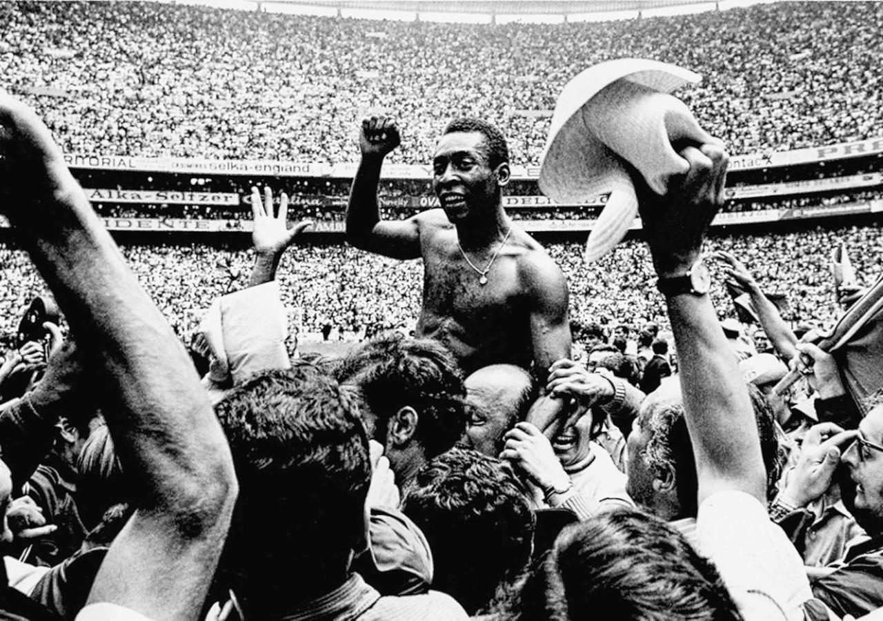 Pelé, maior jogador do mundo deixa legado e é reverenciado