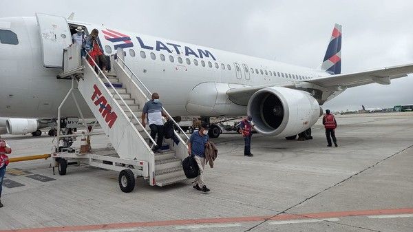 Passageiros desembarcando de aeronave após colisão com pássaro no Aeroporto de Congonhas