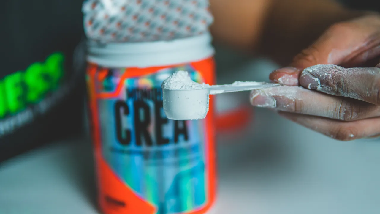 Entre os benefícios da creatina, está também a capacidade de favorecimento das fibras musculares