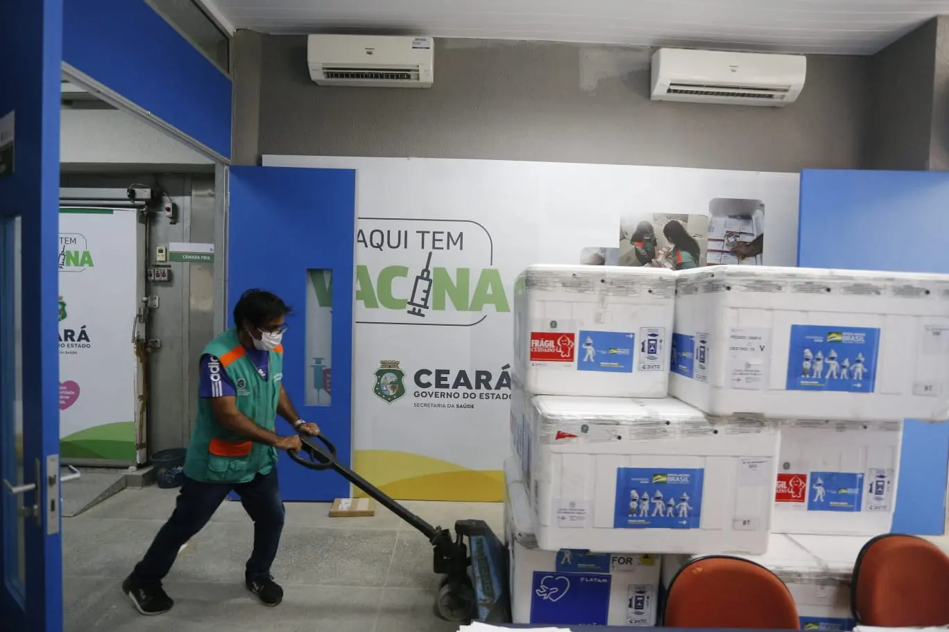 homem transporte caixas de isopor com vacina