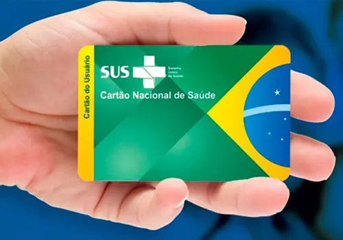mão segurando cartão nacional de saúde