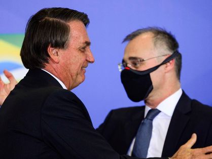 André Mendonça e Bolsonaro se abraçam