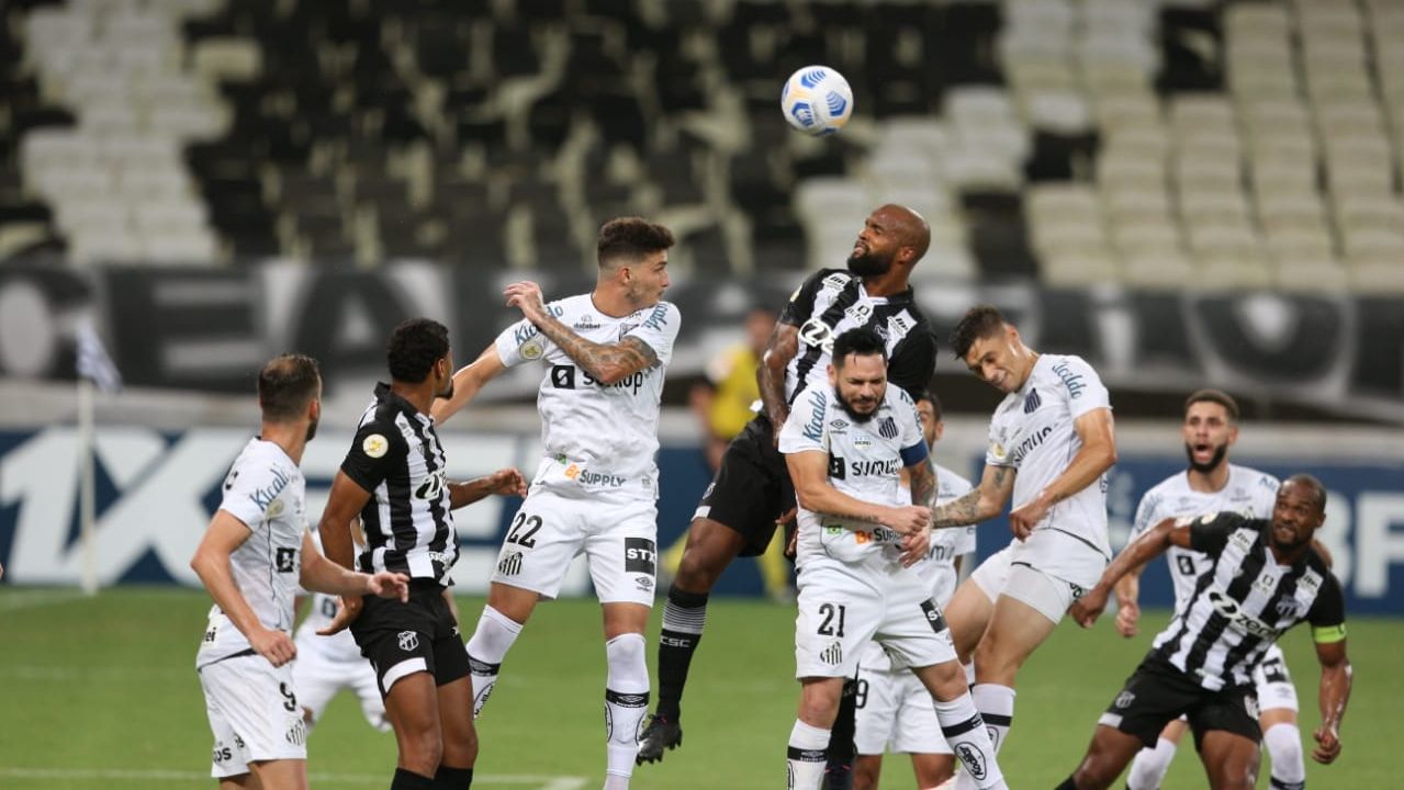 Atletas de Ceará x Santos disputam bola pelo alto