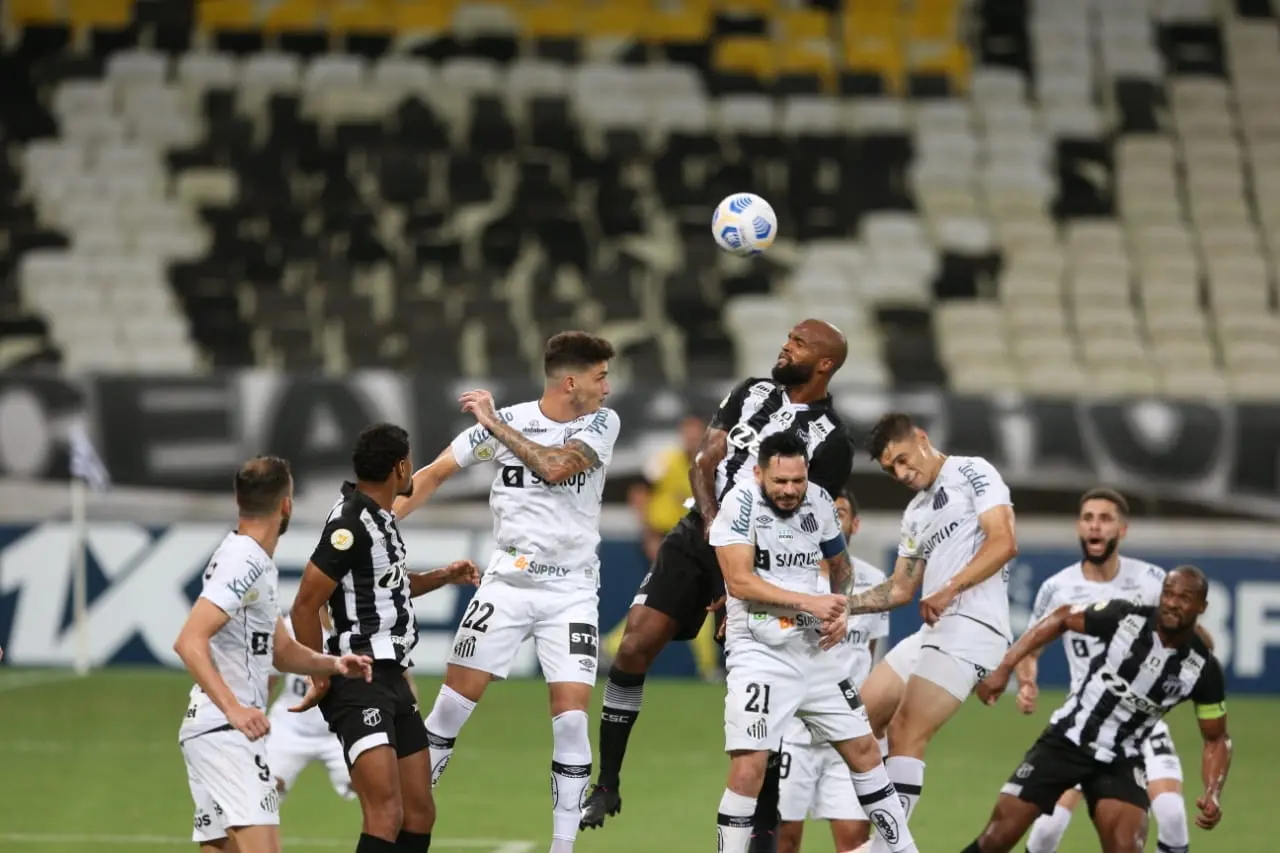 Atletas de Ceará x Santos disputam bola pelo alto