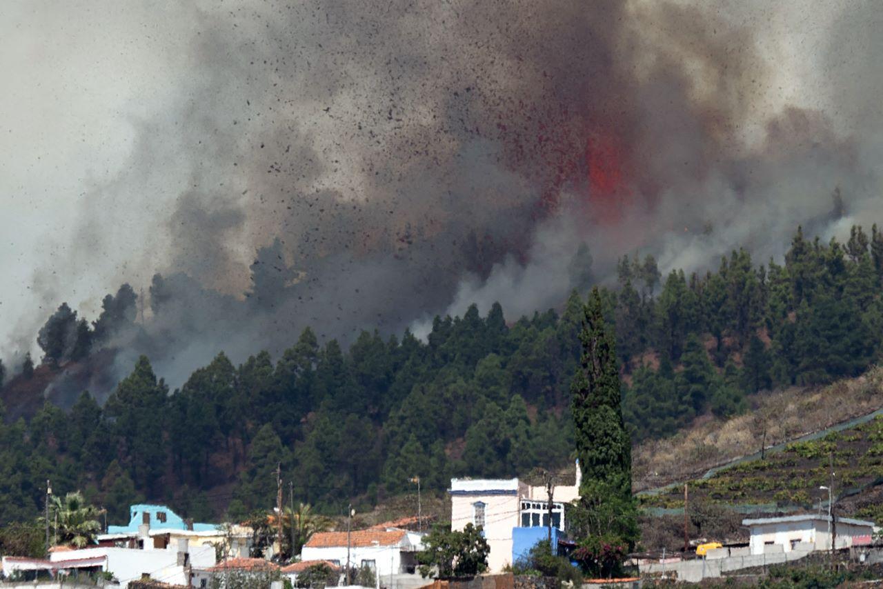 imagem de lava e fumaça saindo do vulcão na ilha de La Palma, nas Ilhas Canárias