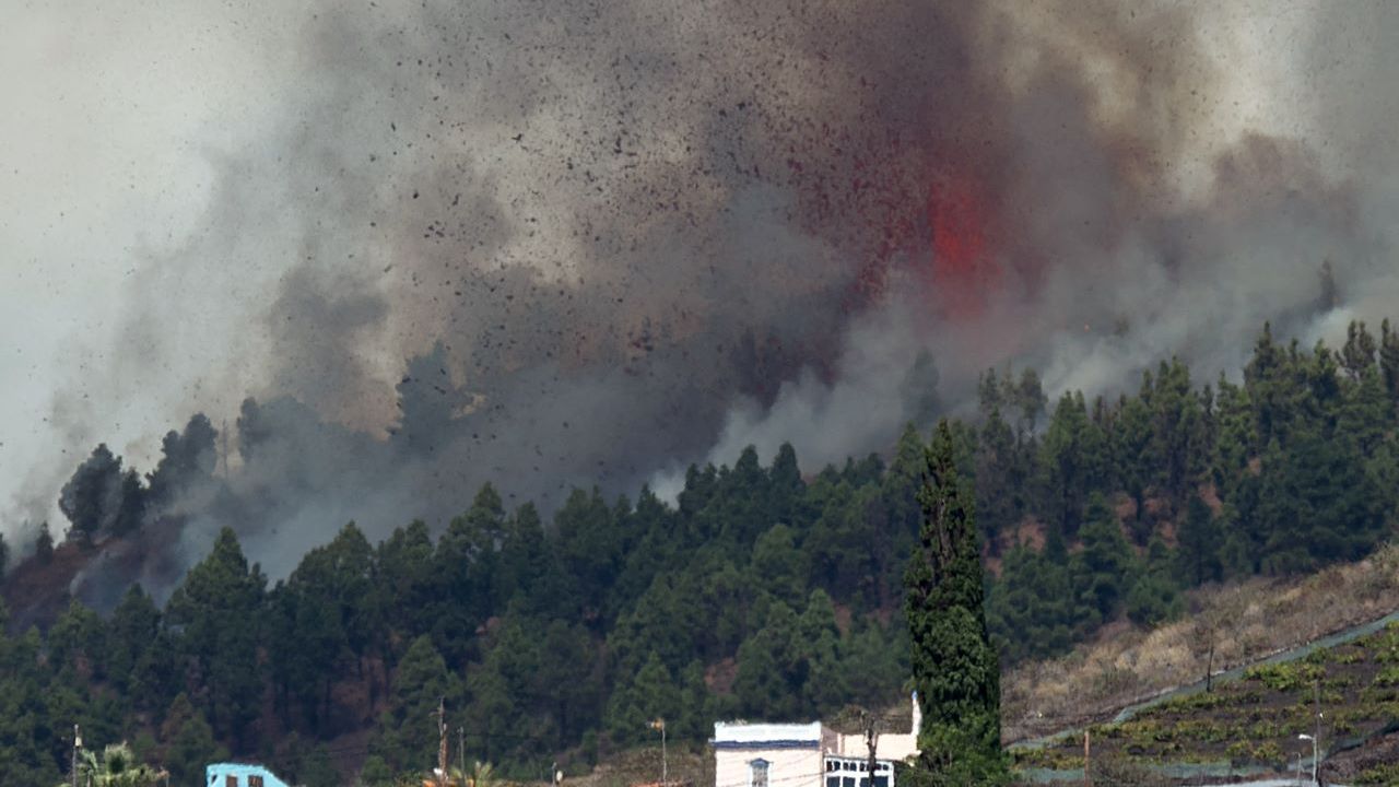 imagem de lava e fumaça saindo do vulcão na ilha de La Palma, nas Ilhas Canárias