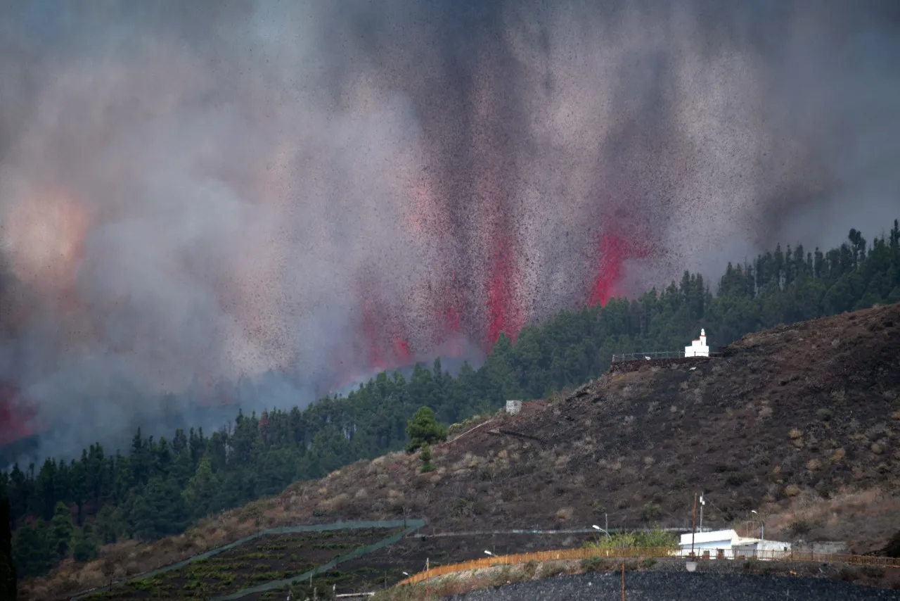 Vulcão nas Ilhas Canárias entra em erupção