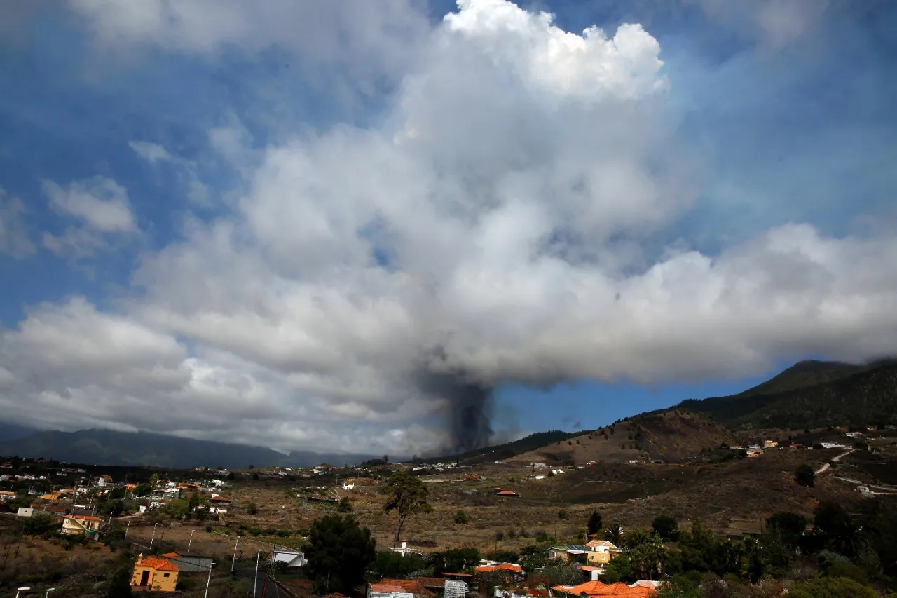 Vulcão nas Ilhas Canárias entra em erupção