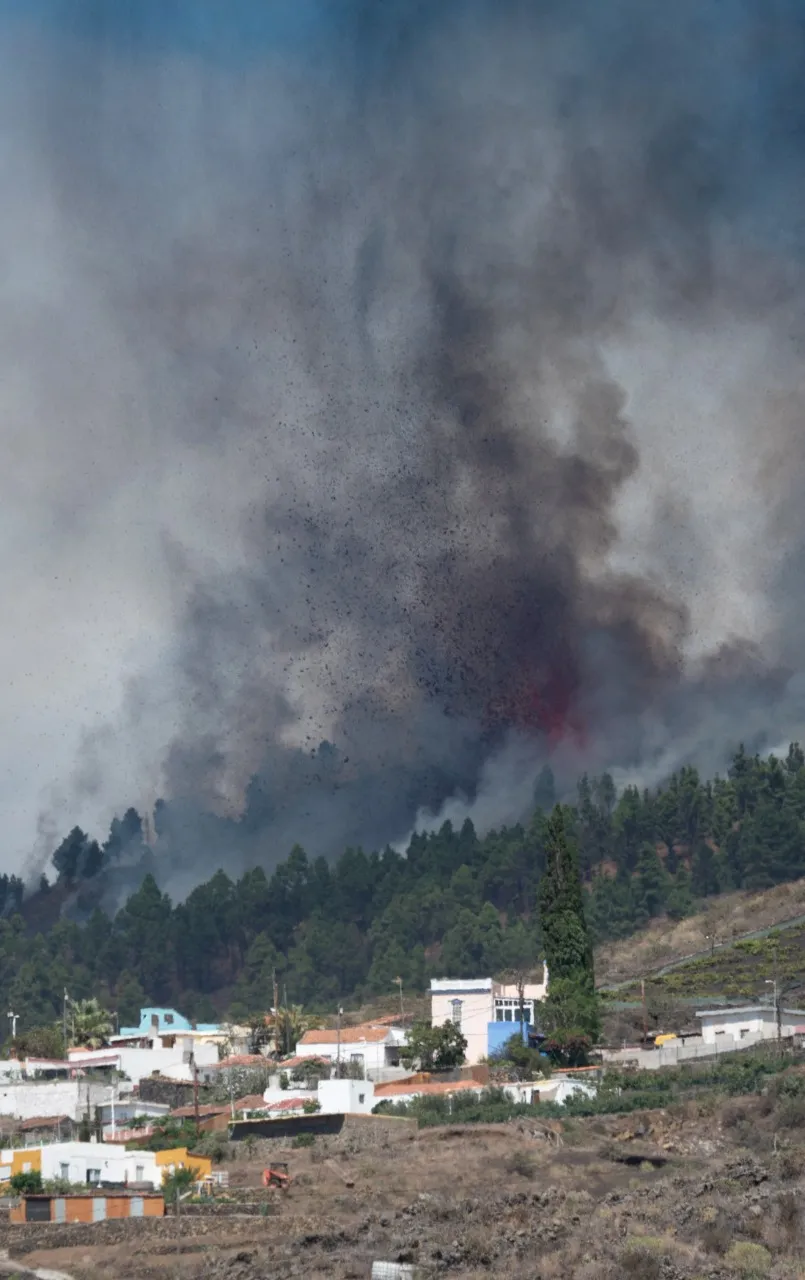 Vulcão nas Ilhas Canárias entra em erupção