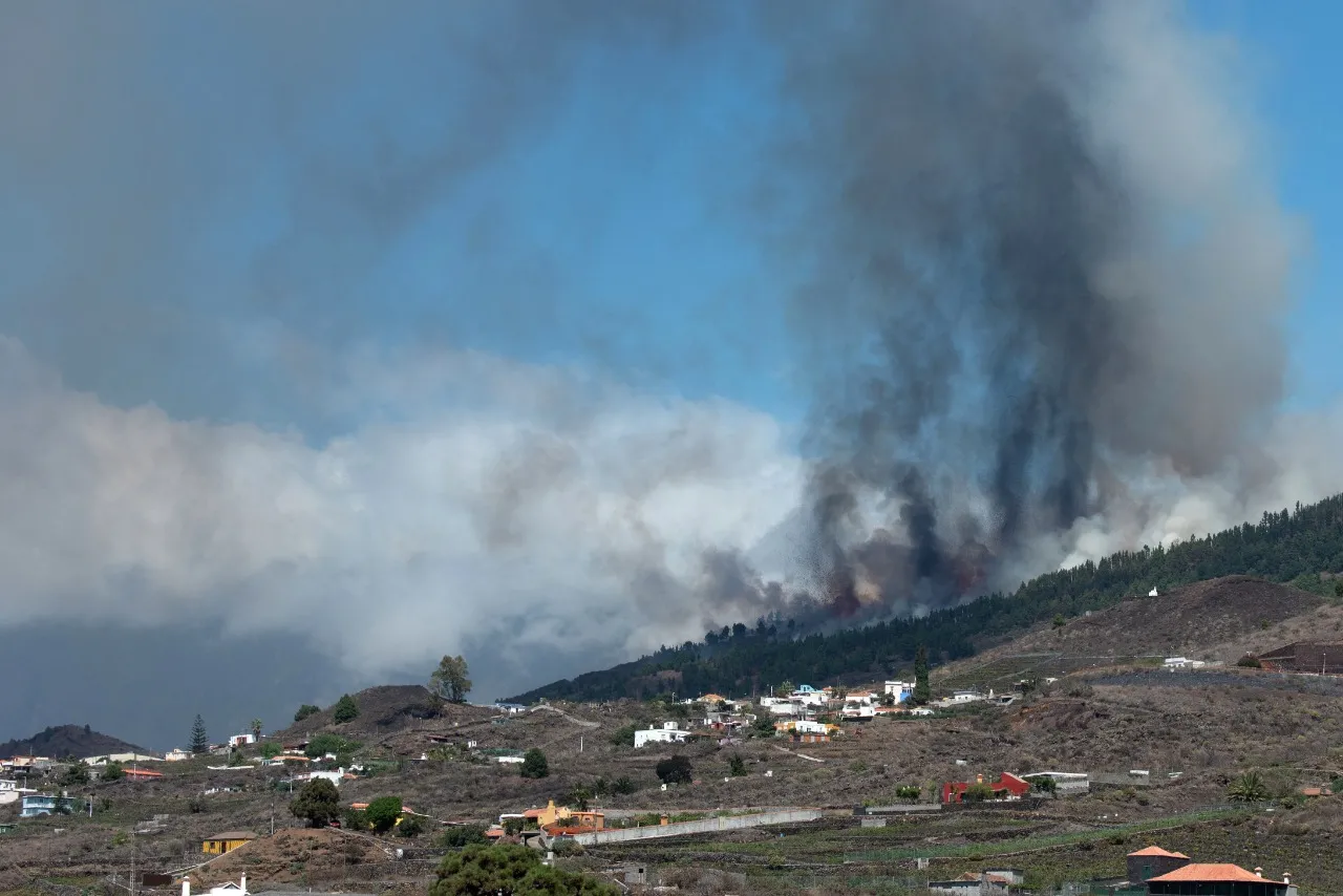 Vulcão nas Ilhas Canárias entra em erupção