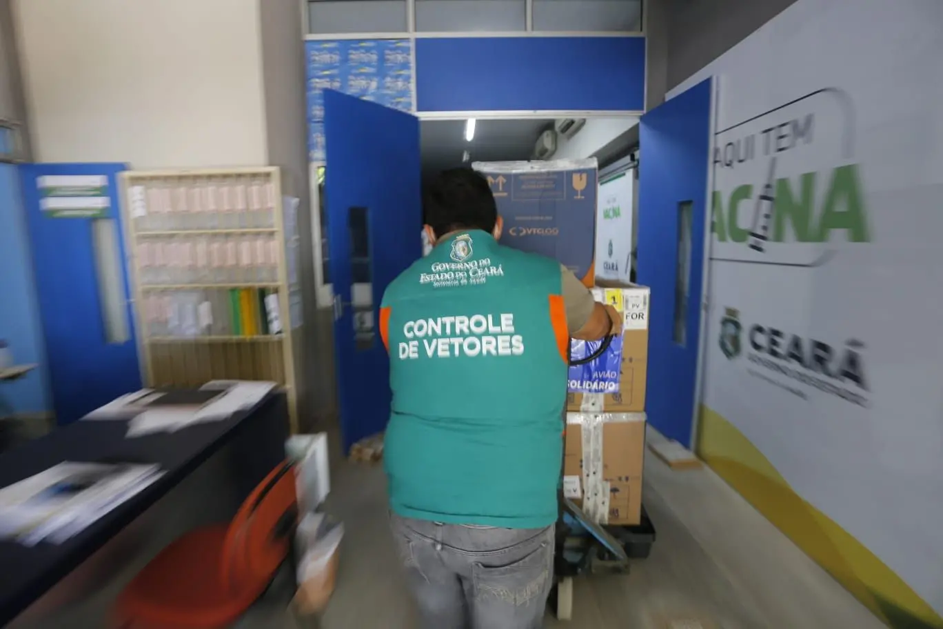 Chegada de novo lote de vacinas da Pfizer