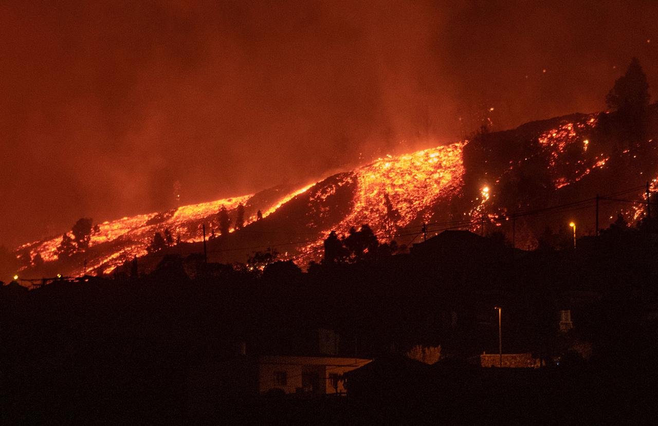 Rio de lava do vulcão Cumbre Vieja destrói várias casas em La Palma