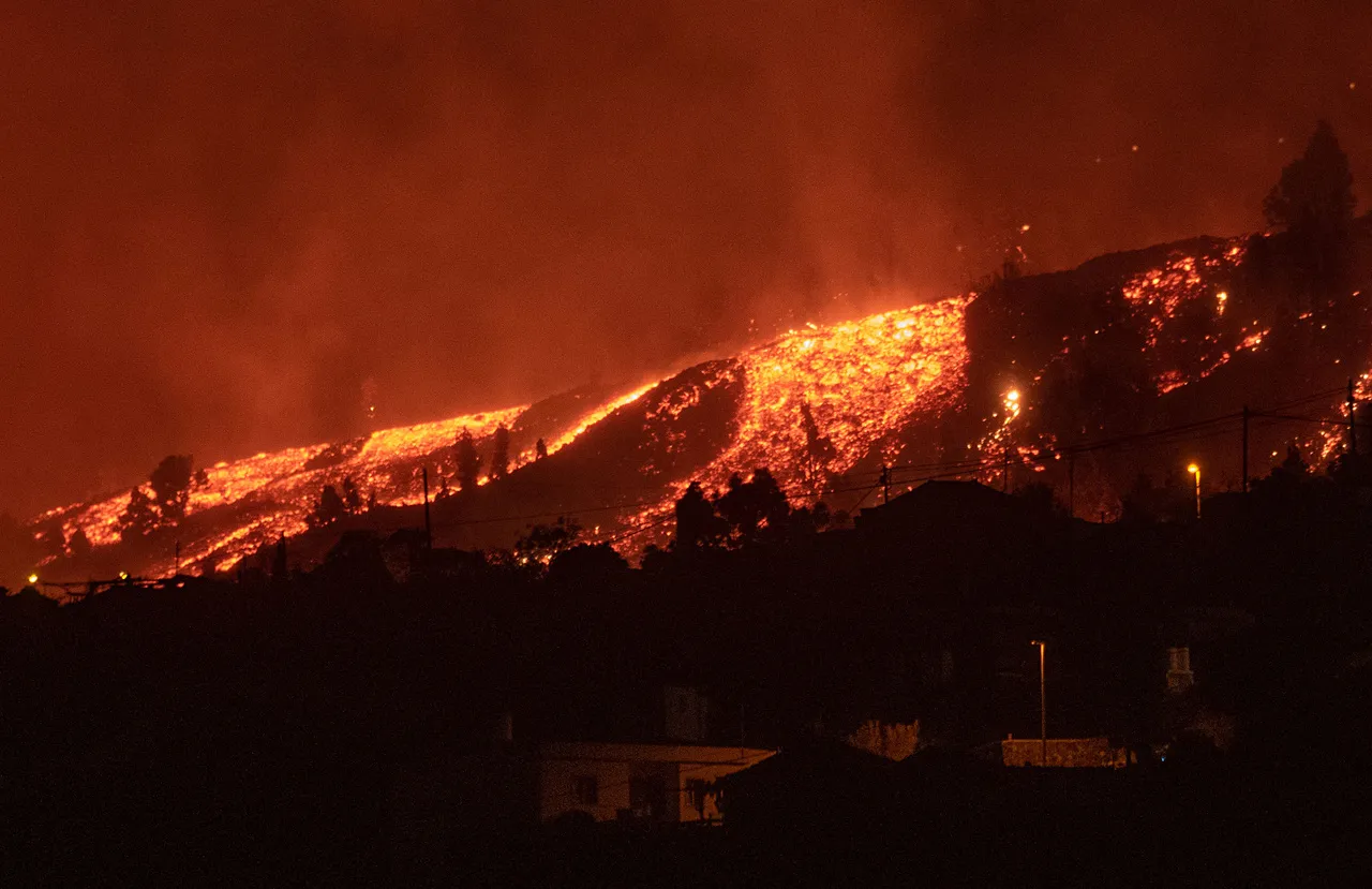 Com temperaturas de mais de 1.000°C., a lava avança a uma velocidade média de 700 metros por hora