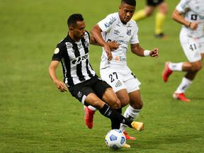 Lima disputa bola com jogador do Santos