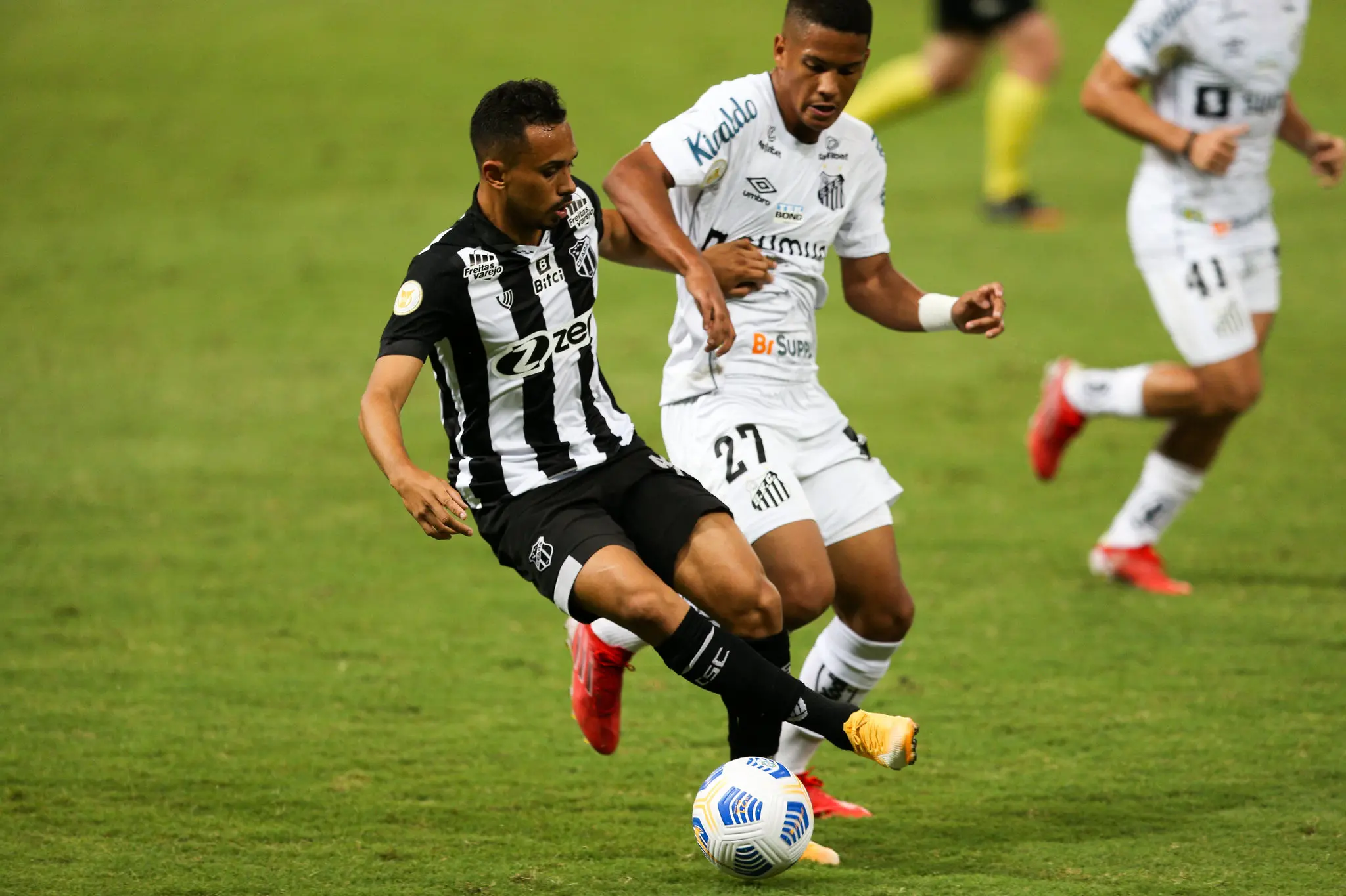 Lima disputa bola com jogador do Santos