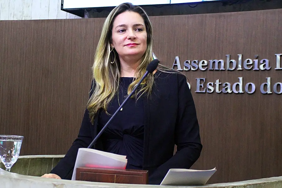 Deputada Augusta Brito (PCdoB) na tribuna da Assembleia Legislativa