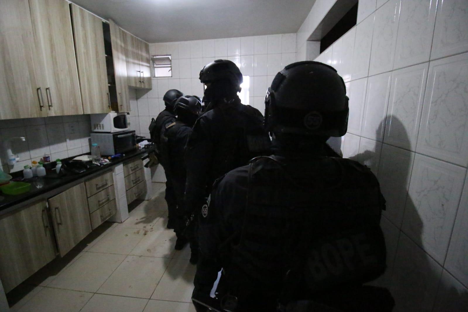 Policiais durante resgate de mulher mantida em cárcere privado