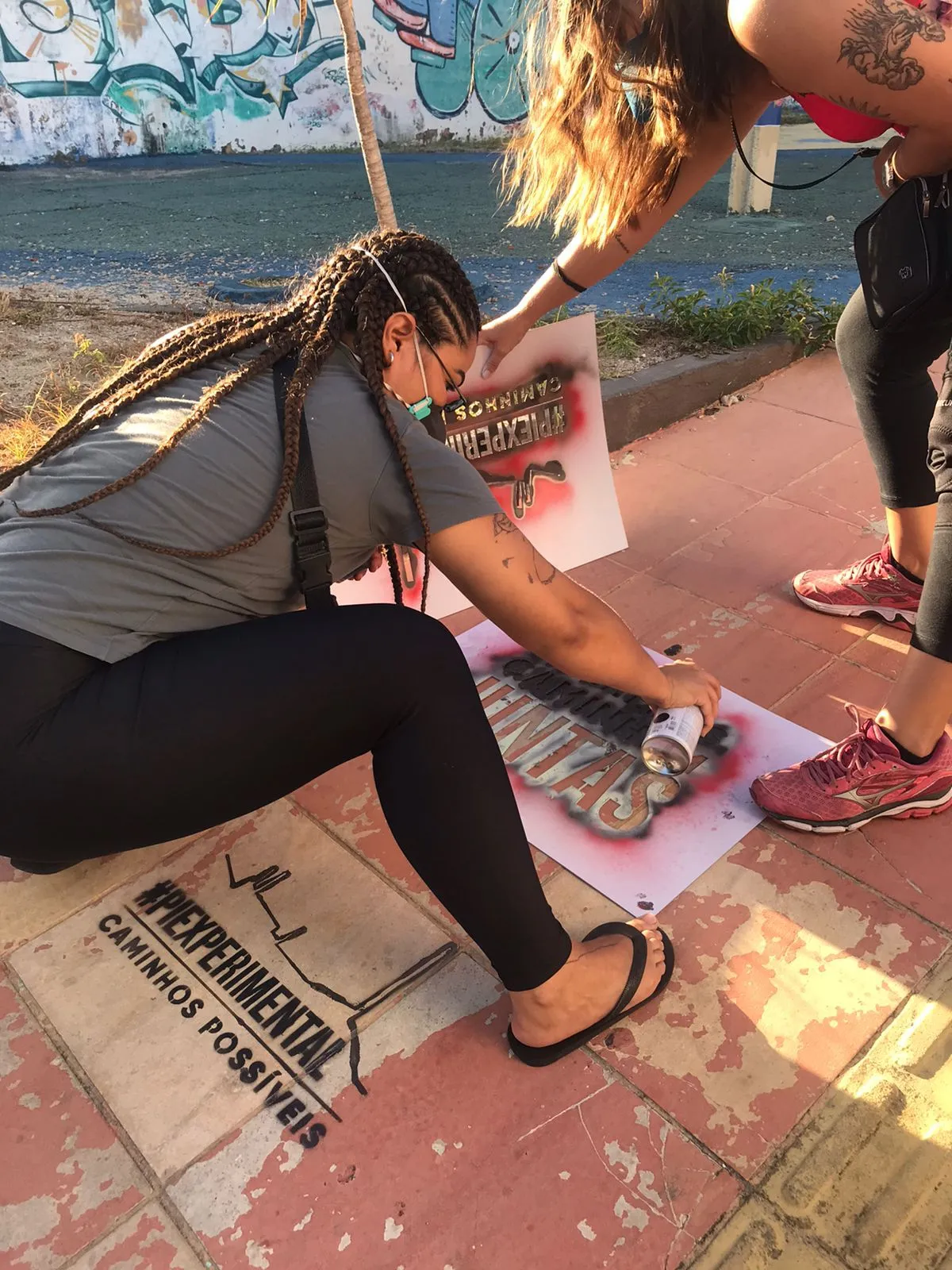 Mensagens de incentivo aos deslocamentos feitos a pé são distribuídas pelas calçadas da Praia de Iracema
