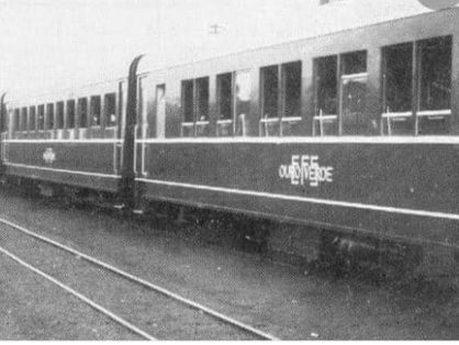Imagem em preto e branco de um trem