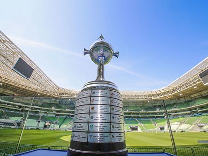 Taça de campeão da Libertadores exibida dentro do estádio do Allianz Parque