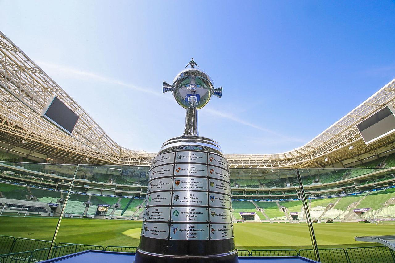Taça de campeão da Libertadores exibida dentro do estádio do Allianz Parque