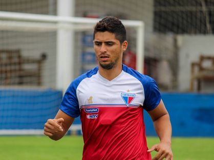 Daniel Guedes com semblante sério durante treinamento pelo Fortaleza