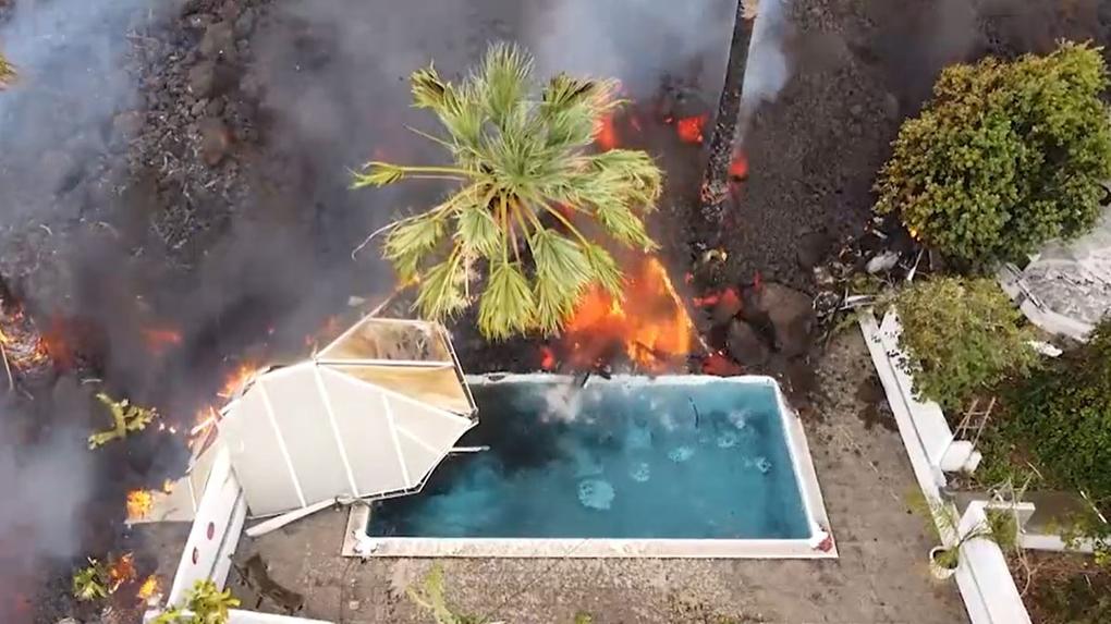Piscina sendo atingida por lava do vulcão Cumbre Vieja, em La Palma, na Espanha