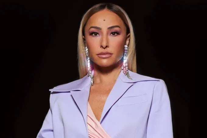 Sabrina Sato já disse que foi diagnosticada com TDAH. Em entrevista ao canal de Giovanna Ewbank no YouTube, relatou: “Eu não sabia, não percebia. Mas todo mundo começou a falar e eu me perguntei: ‘Será que eu sou assim mesmo?’ Sou péssima com minha confusão, me atrapalho em tudo“, disse.