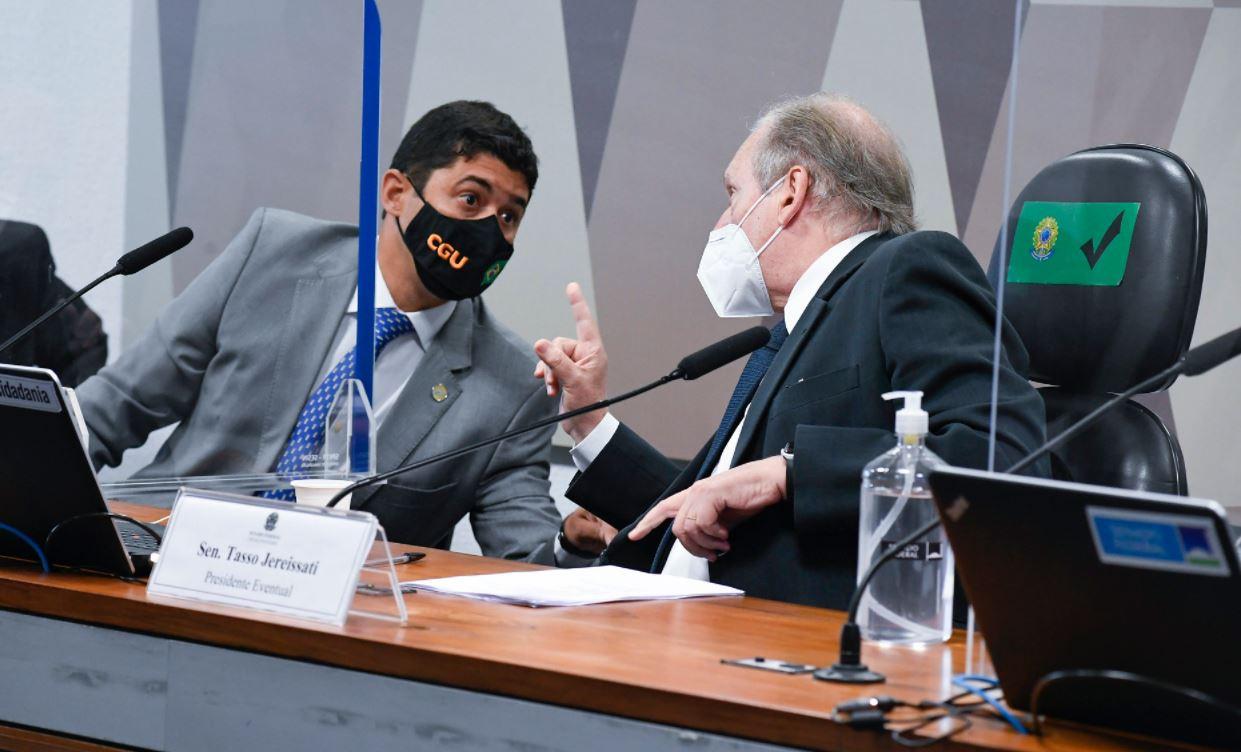 Tasso Jereissati falando com Wagner Rosário com dedo de uma mão em riste e a outra apontando para documento