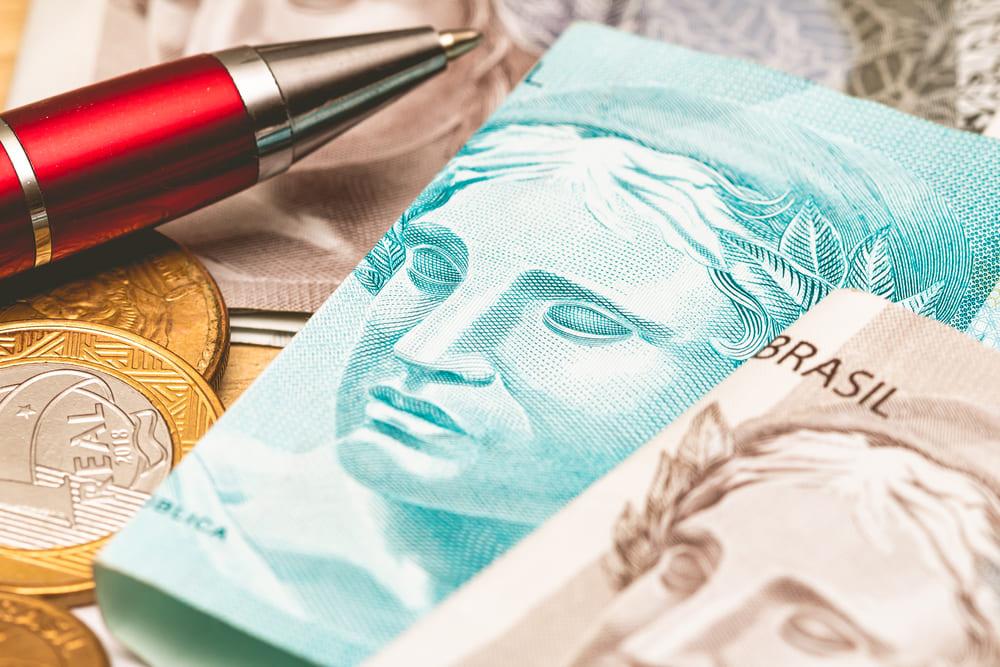 cédulas de real e caneta