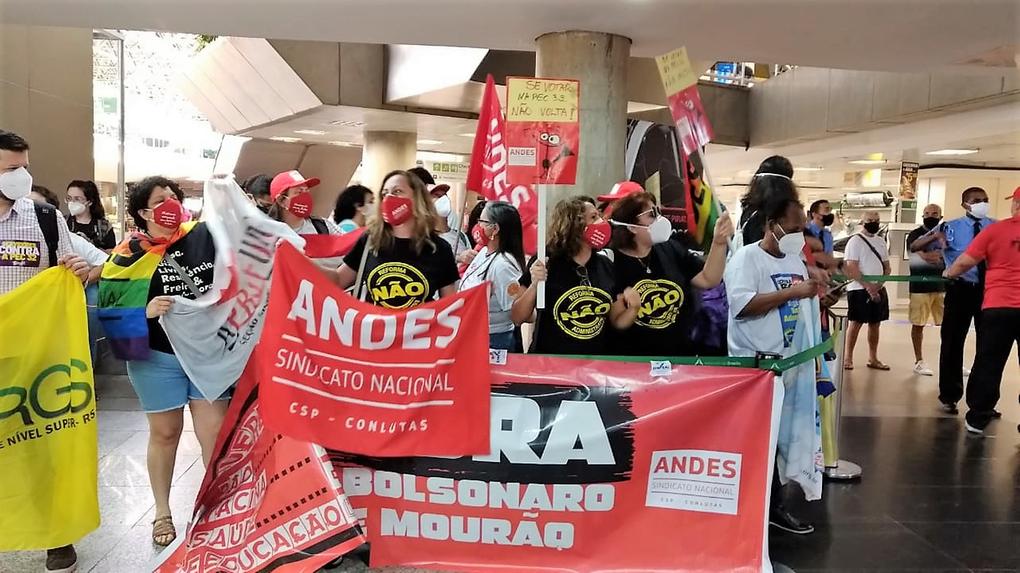 Servidores fizeram ato no Aeroporto de Brasília