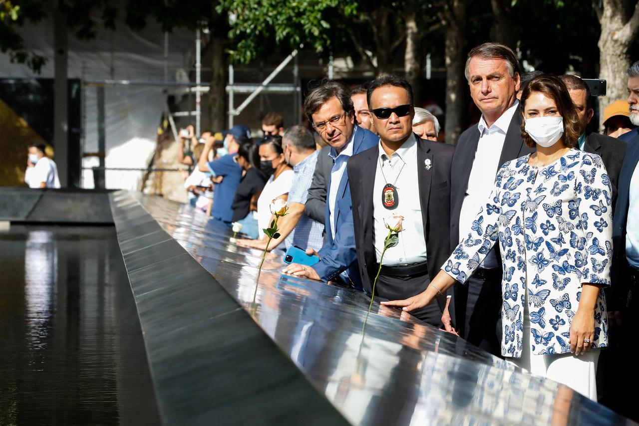 Comitiva do presidente Jair Bolsonaro visita monumento em homenagem aos mortos no atentato terrorista de 11 de setembro