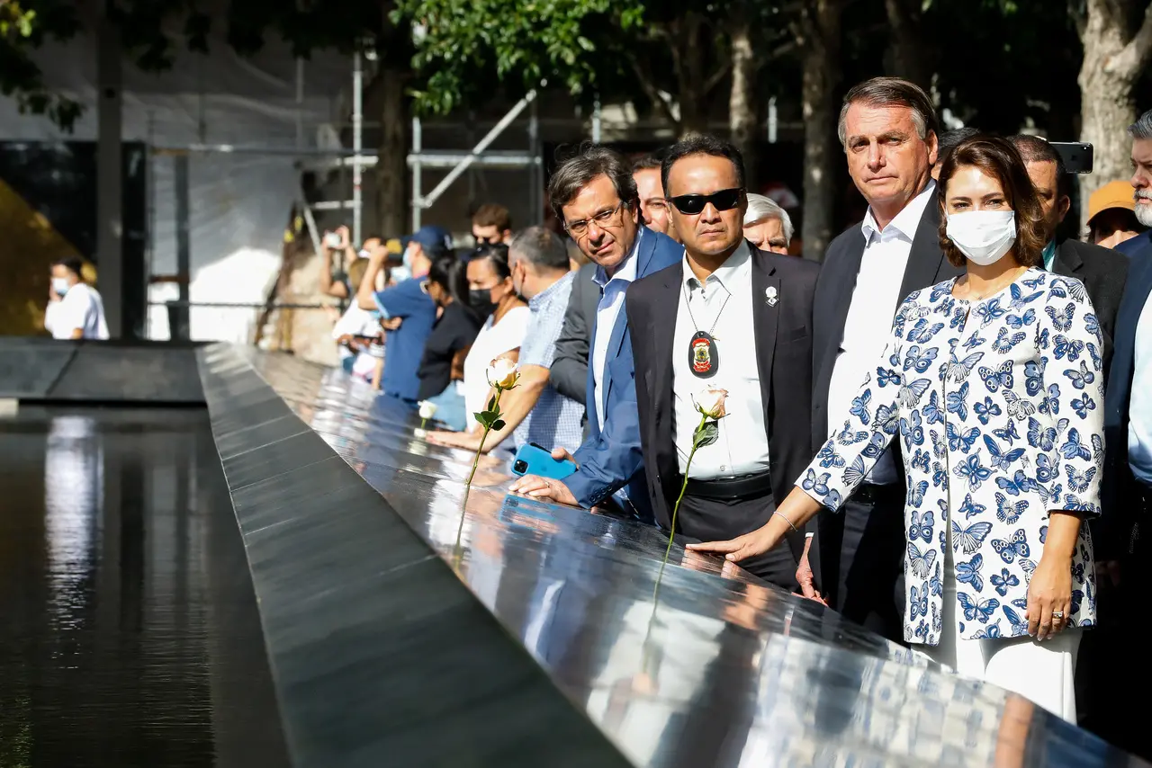 Comitiva do presidente Jair Bolsonaro visita monumento em homenagem aos mortos no atentato terrorista de 11 de setembro