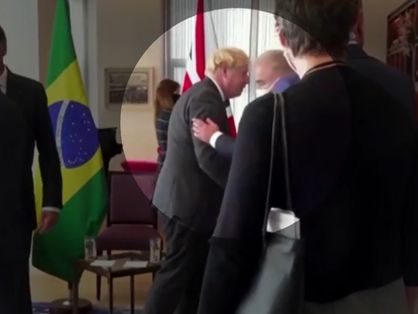 Ministro da Saúde Marcelo Queiroga cumprimenta primeiro-ministro do Reino Unido, Boris Johson