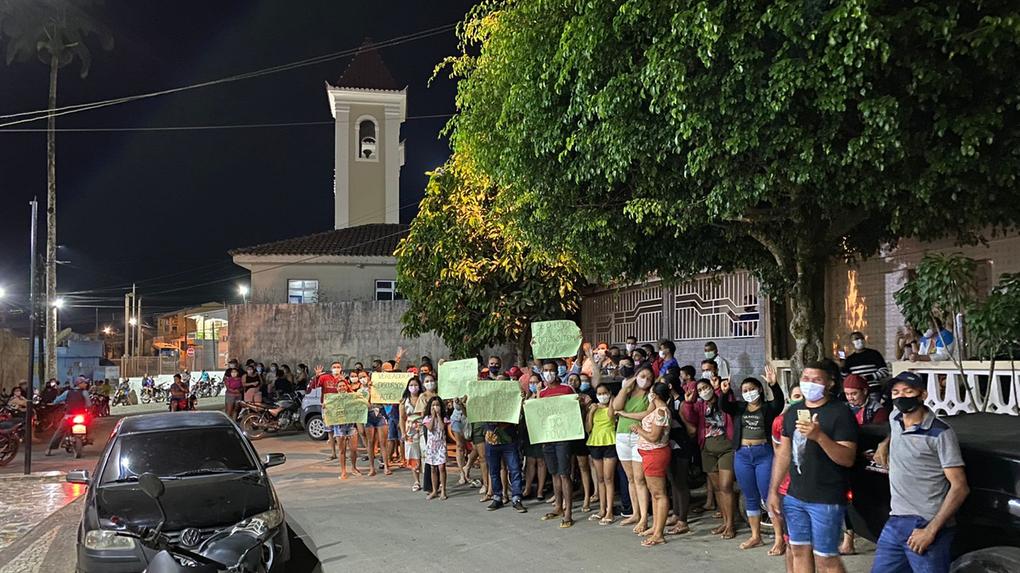 População de Aratuba faz protesto em frente à Câmara Municipal