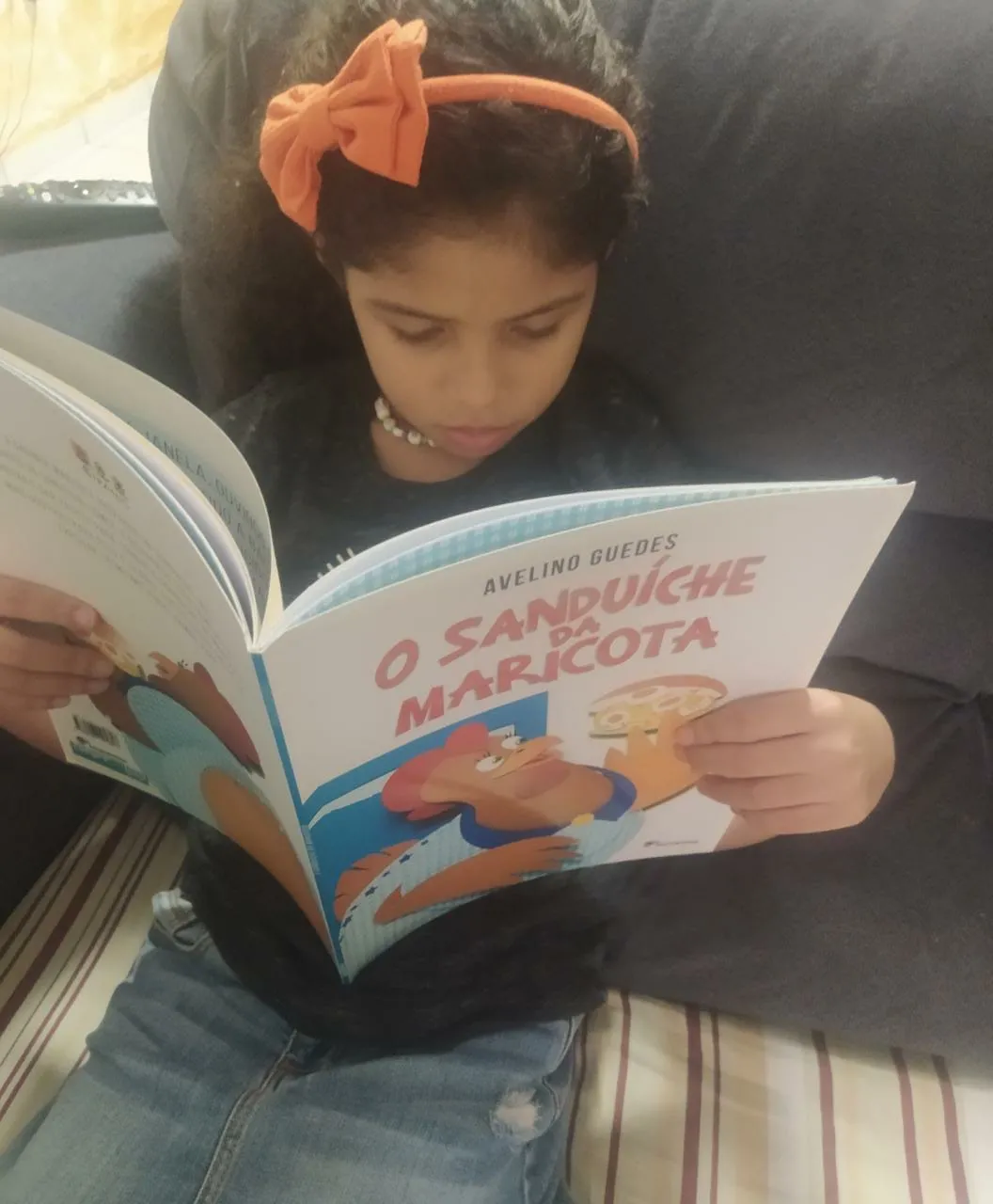 A pequena Isabella Barreto, 6, sempre gostou de ouvir as histórias e criar as suas próprias narrativas