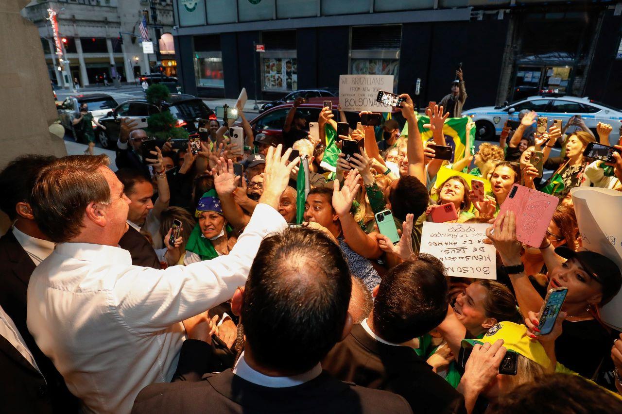 bolsonaro cumprimenta apoiadores em nova york