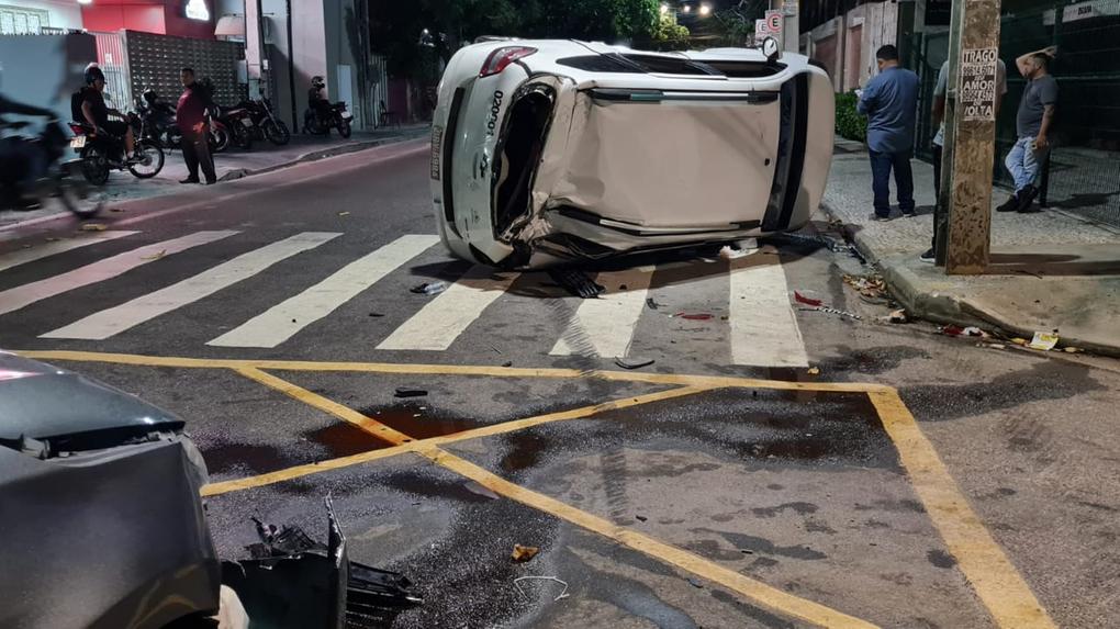 Carro tomba em avenida de Fortaleza ao se envolver em acidente com outro veículo