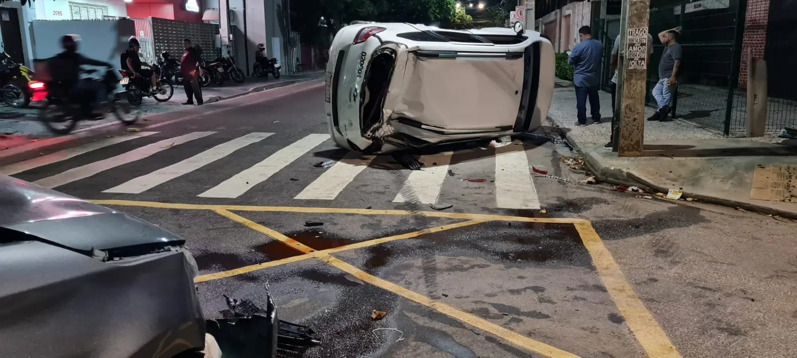 Carro tomba em avenida de Fortaleza ao se envolver em acidente com outro veículo