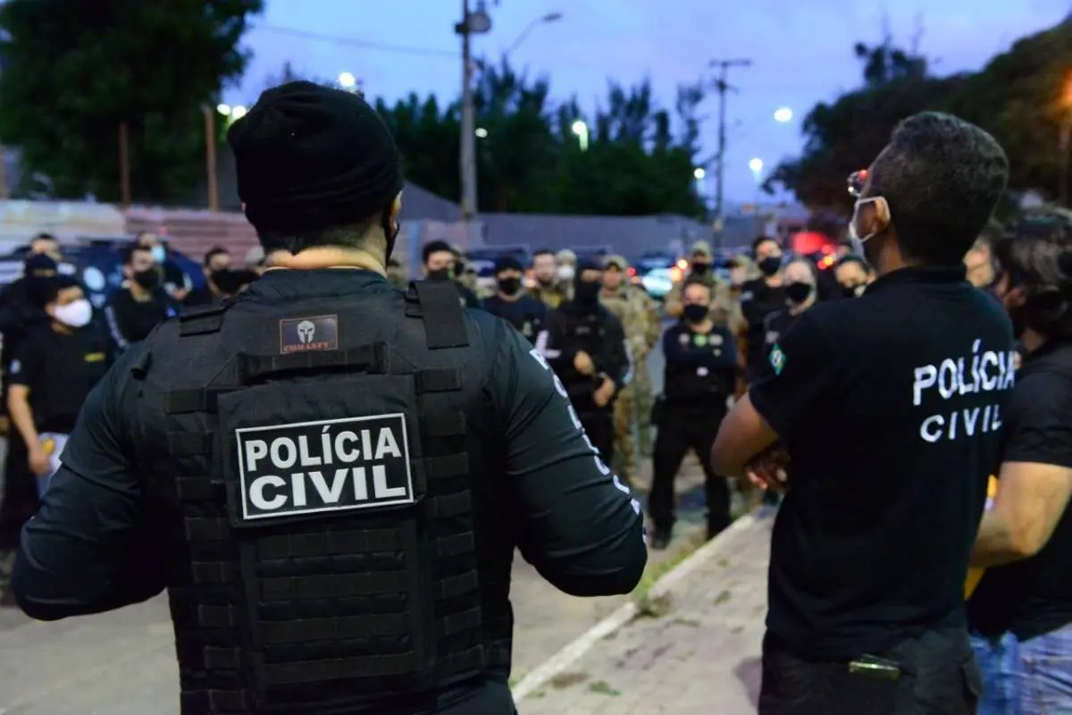 Policiais civis usando máscaras de proteção facial, reunidos para desenvolver operação