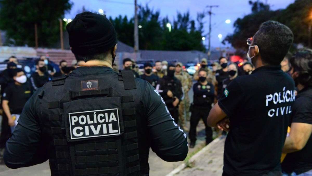 Policiais civis usando máscaras de proteção facial, reunidos para desenvolver operação