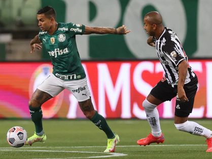 Atletas de Palmeiras e Atlético-MG disputam a bola