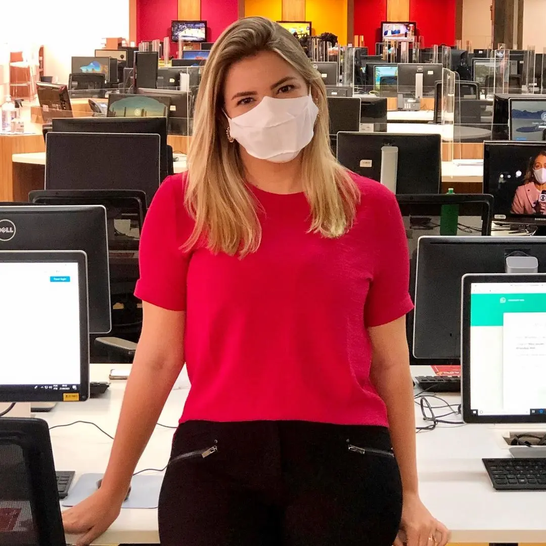 Jornalista Marina Alves, repórter do Sistema Verdes Mares, posa na redação