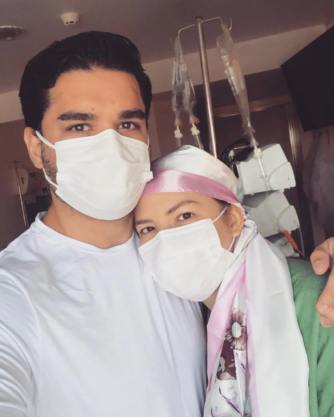 Marina e o esposo, Leandro, em hospital de Fortaleza