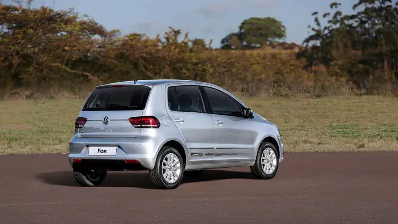 carro do modelo fox em estrada