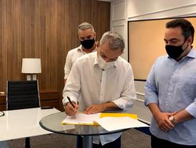 Sarto Nogueira assinando projeto de criação do Bolsa Esporte, ao lado de Ozires Pontes e Kal Aragão