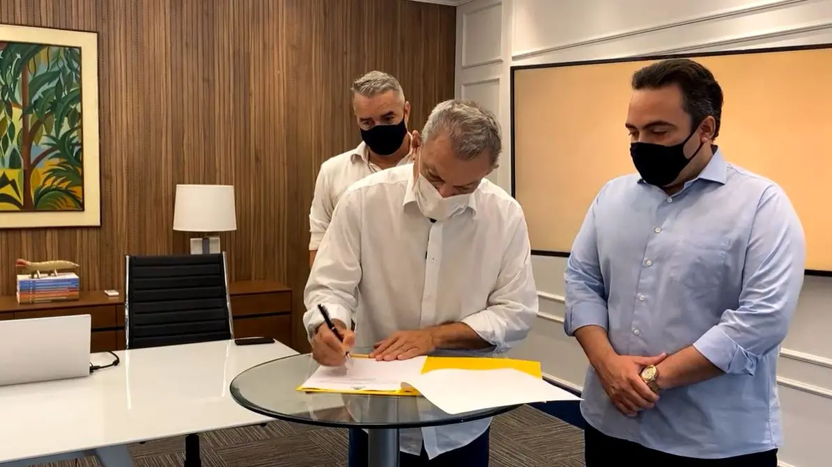 Sarto Nogueira assinando projeto de criação do Bolsa Esporte, ao lado de Ozires Pontes e Kal Aragão